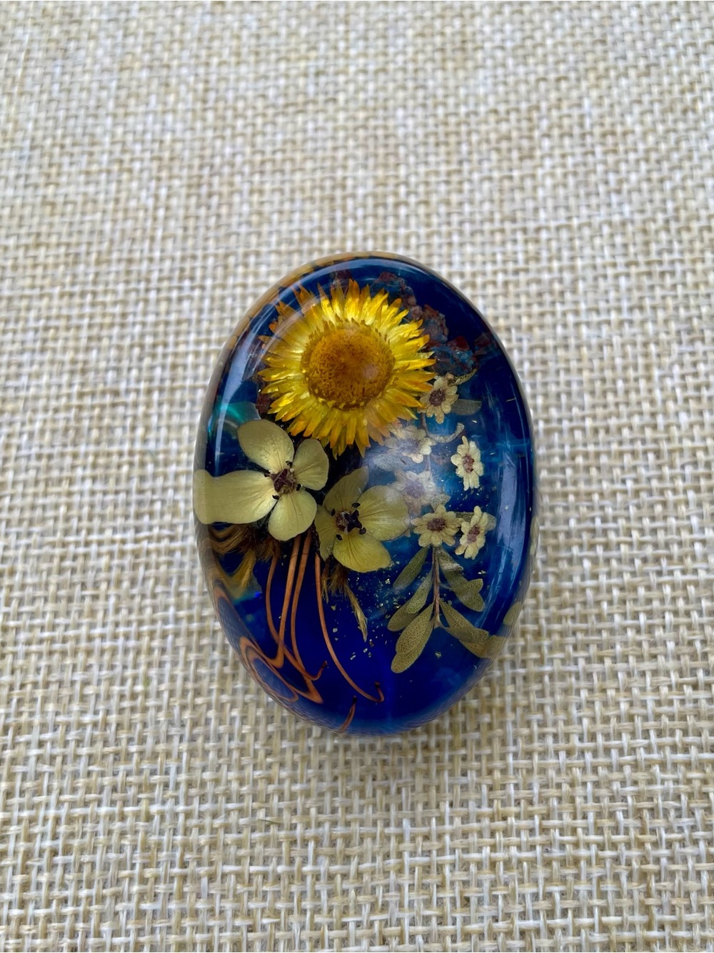 Vintage Clear Resin & Dried Flower Oval Brooch Pin